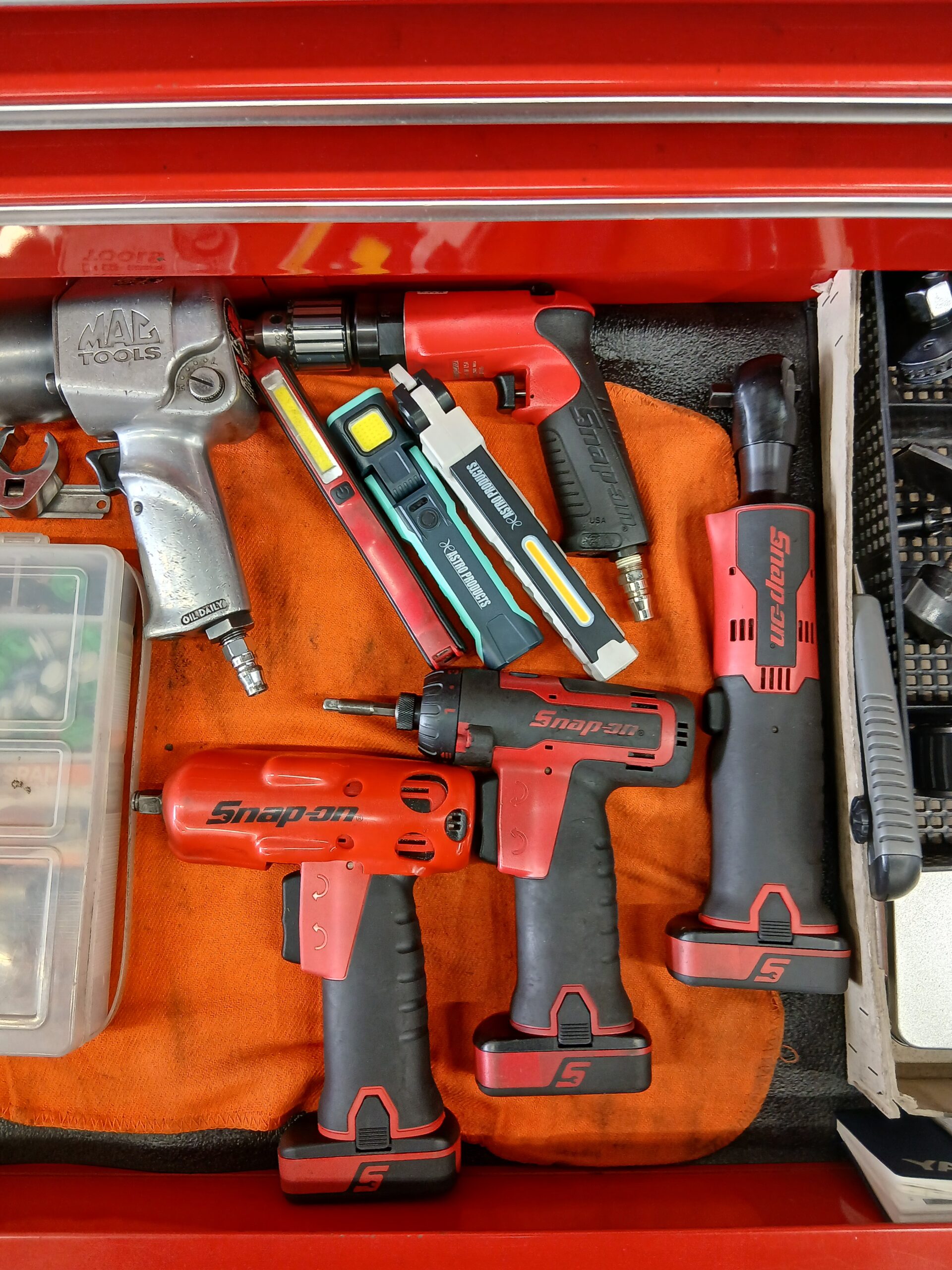 スナップオンの工具箱とアストロプロダクツの作業灯